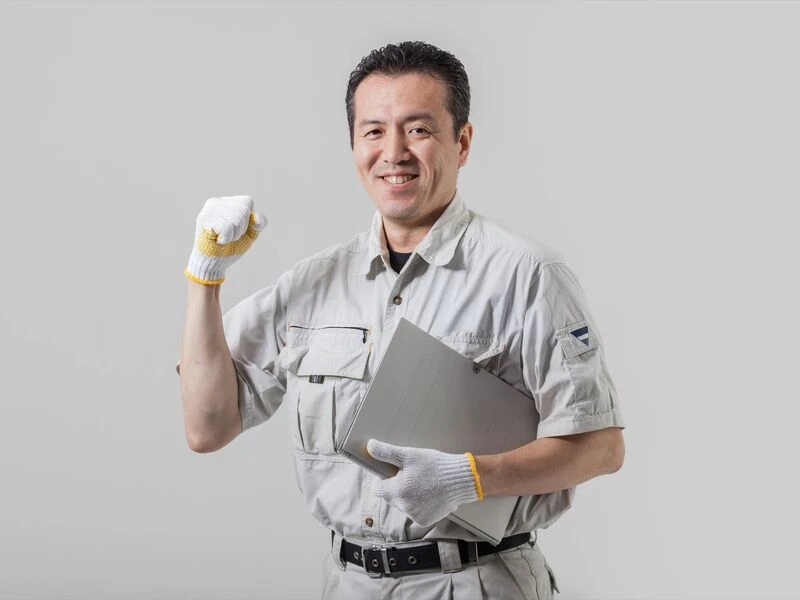 ポーズを決める作業服の男性